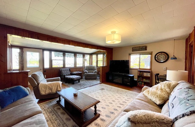 "The Lake House" With Spectacular Views!!! Steps to Beach!!