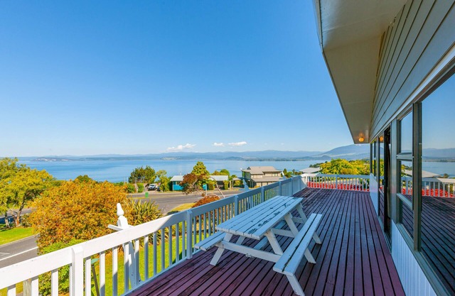 The Lake View Stay - Omori Holiday Home