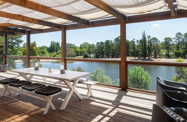 The Lakehouse Beechworth- Absolute Lake Frontage