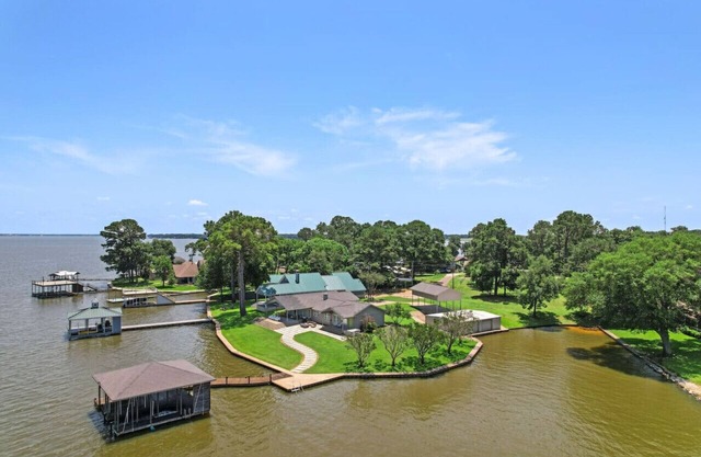 THE LAKEHOUSE | Lakefront Boat & RV Getaway