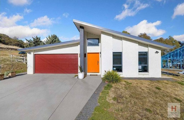 The Lakehouse - On the shores of Lake Jindabyne in the Snowy Mountains