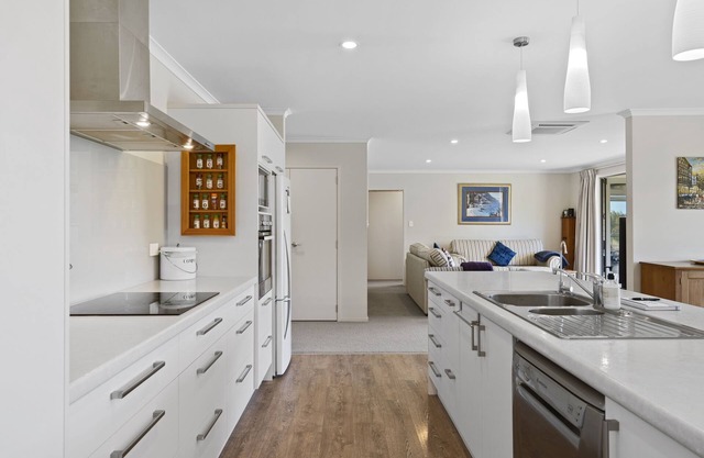 THE LAKEHOUSE - TAURANGA HOLIDAY HOME, with a garden in Tauranga