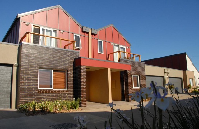 The Lakes Apartments