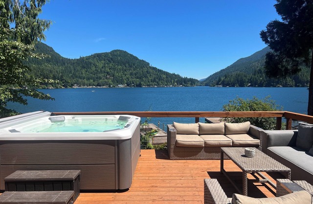 “The Lakeside Lodge” Updated cabin on Lake Sutherland with hottub & private dock
