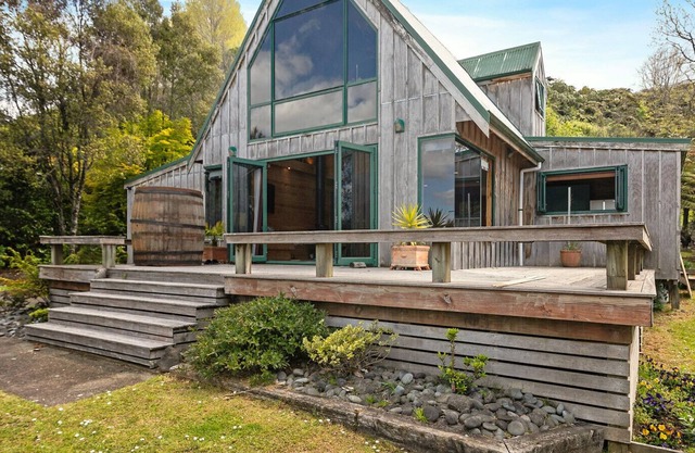 The Lakeview Chalet - Lake Tarawera Holiday Home