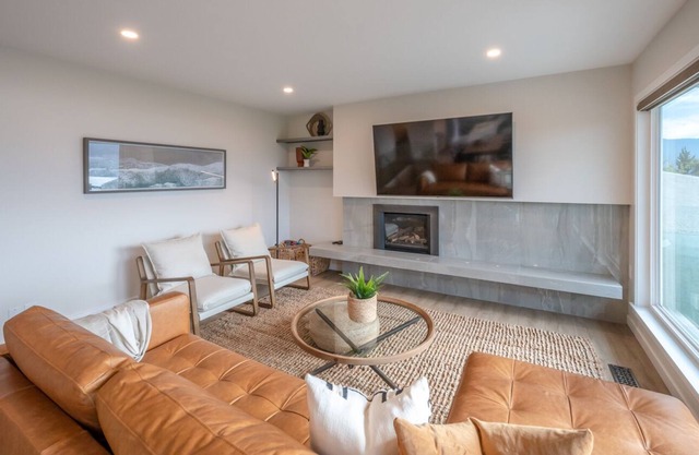 The Lakeview House - Gorgeous Summerland Home with Pool, Hot Tub & Views!