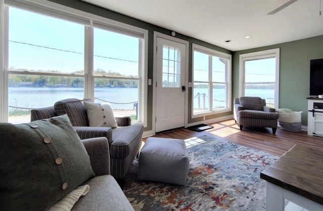 The Laurabelle: Your Lakeside Sanctuary