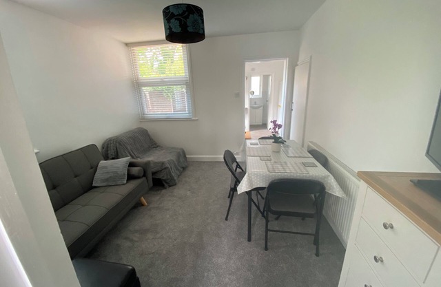 The Laurels Lovely Town Centre Apartment- Five Minutes From The Train Station