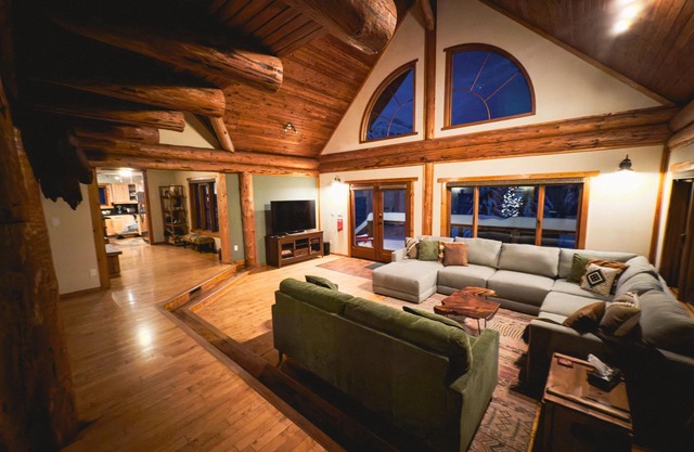 The Lazy Elk - Spacious mountain view Lodge with hot tub