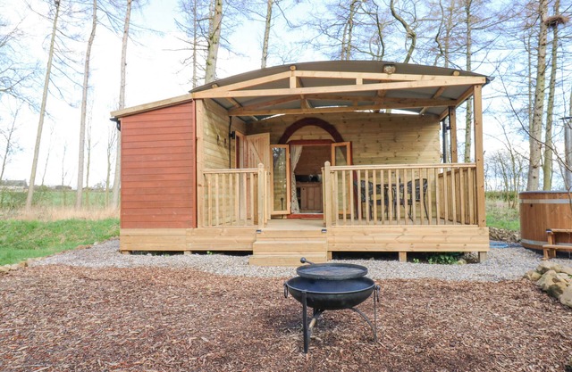THE LEVERET, pet friendly, with hot tub in Eppleby