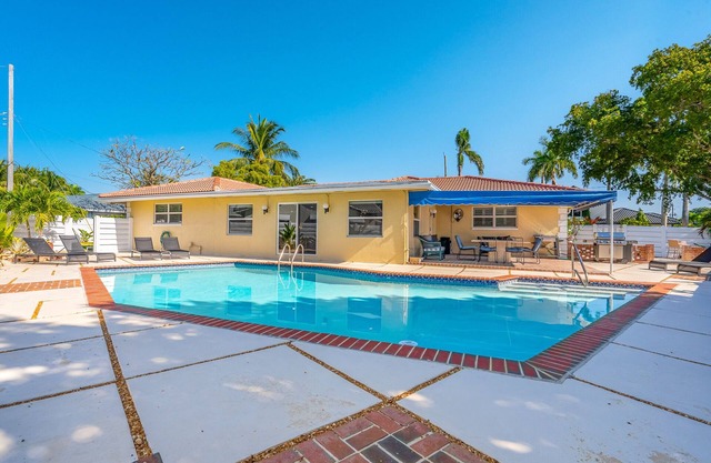 The Lighthouse 4/3 -10 Guests - Heated Pool - bbq