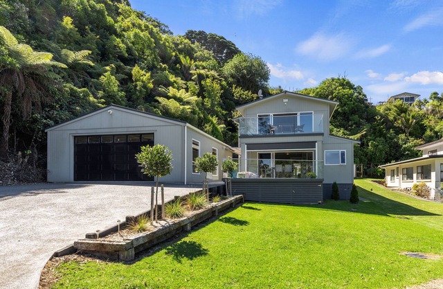 The Lighthouse - Te Mata Holiday Home