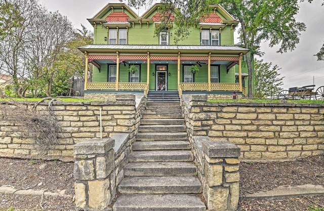 The Lilly House: Historic Glen Rose Home w/ Porch!