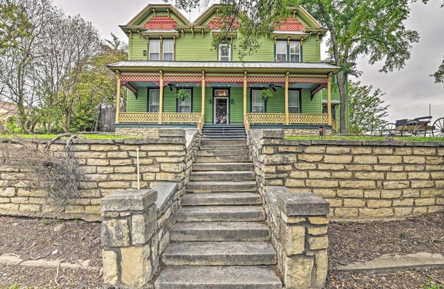 The Lilly House Historic Glen Rose Home with Porch!