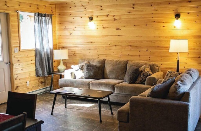 The Lily Pads Cabin - Lakewood Park Cabins