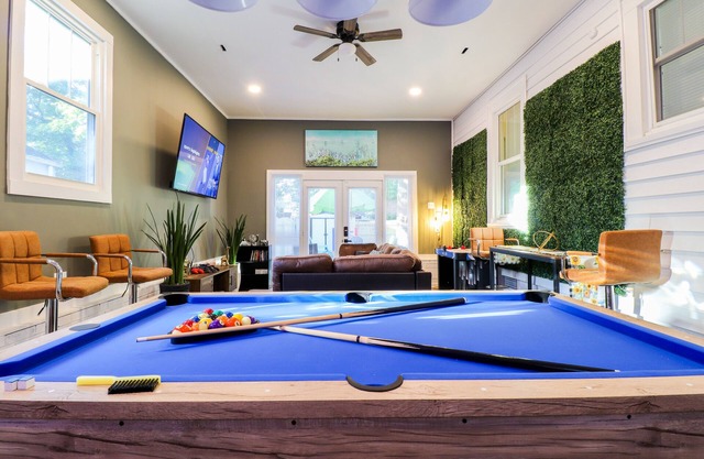 The lions den walk to coliseum/ 1 min to UNCG / 3 mins to Aquatic center