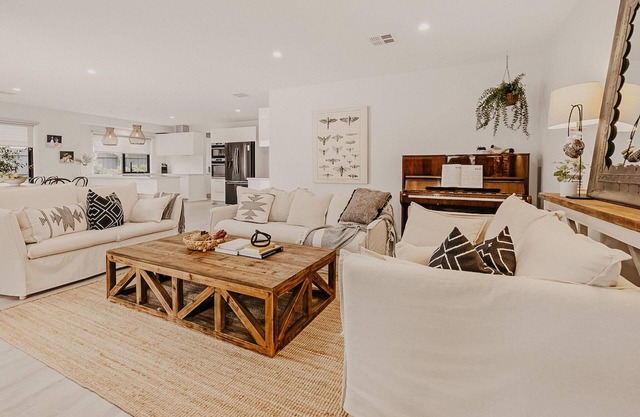 The Little Distillery - Beachside Pool Retreat
