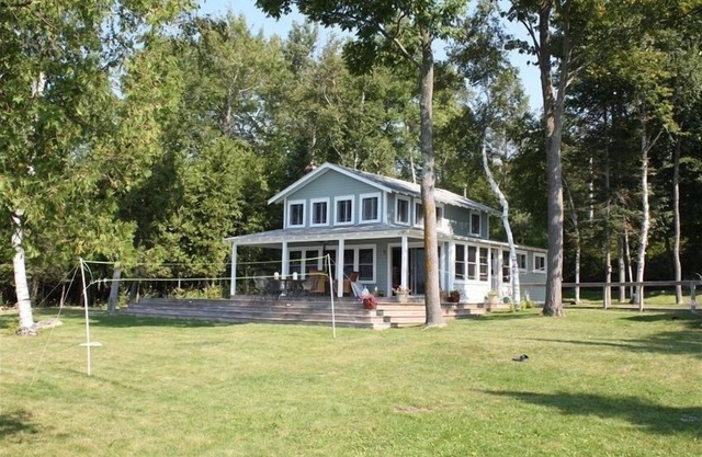 Hermosa casa de la familia frente al lago en el lado este del lago torch