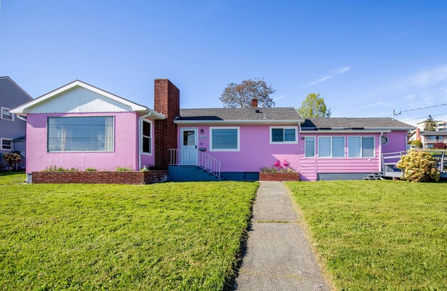 The Little Pink House by AvantStay | Water Views