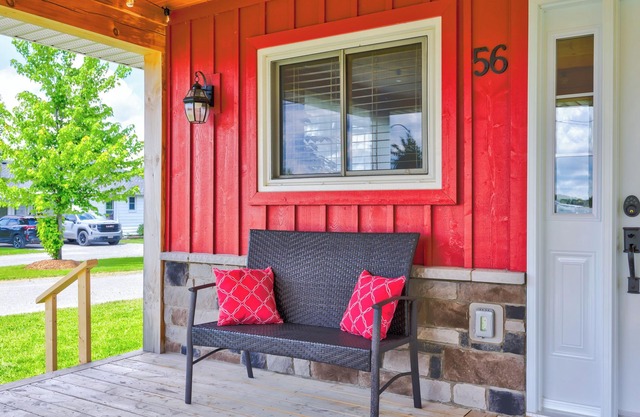 The Little Red Cottage - Ideal for long stays!