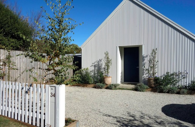 The Little Studio. Cozy and stylish! Trentham weekend couple accommodation.