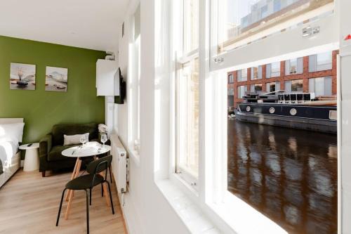 The Little Venice Hideaway Studio on the Canal!
