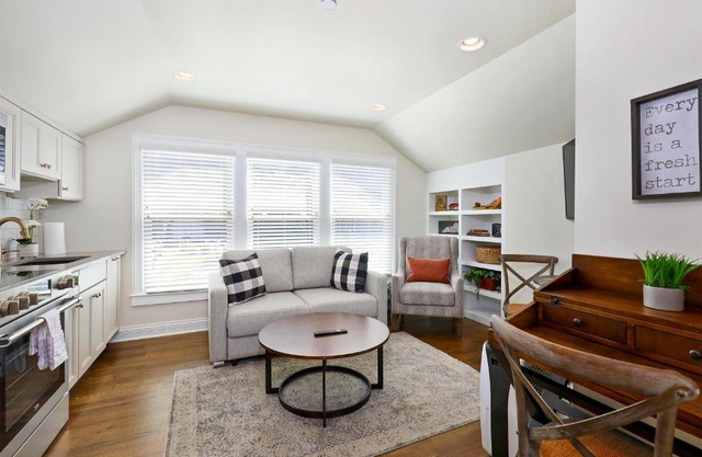 The Livery on 5th, Unit B