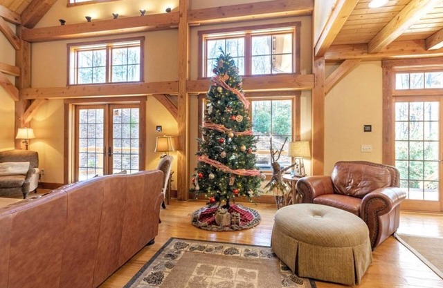 The Lodge at Twin Rivers--- Two Outdoor Fire-Pits, Large open area for 16 guests, Hot Tub, Pet Fr...