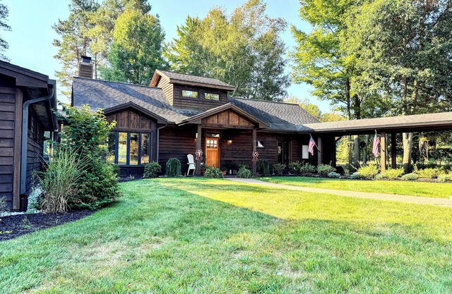 The Lodge- Luxury Lakefront Retreat