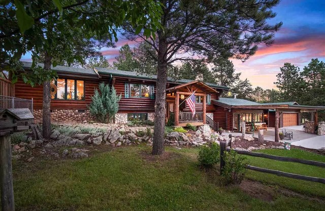 The Lodge Suite at Dakota Dream B&B. Secluded, Close to Custer, Great Breakfast!