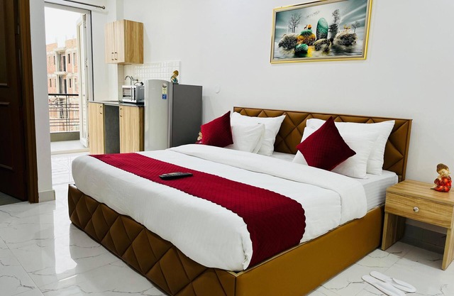 The Lodgers Luxury Studio Apartment In front of Artemis Hospital