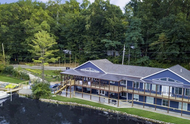 The Lodges at Stone Lake - Lakeside Resort