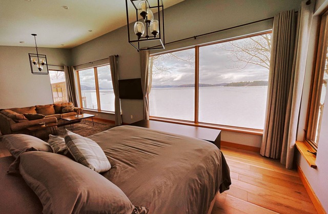 The Loft at Parallel 45 – Modern Lakefront Escape on Lake Memphremagog