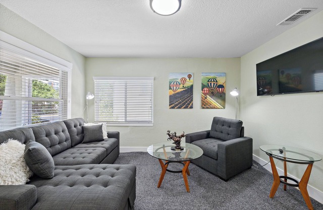 The Loft Nest, 2-bedroom, up to 6 Gustsn7 Minutes' Walk to UC Davis Medical Ctr.