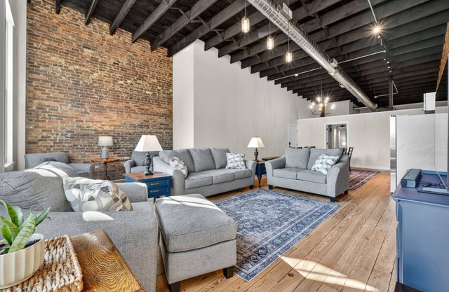 THE LOFTS | Courthouse + Balcony