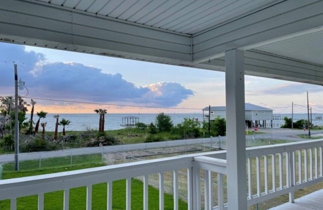 "The Lone Star" Water View House with Balcony.