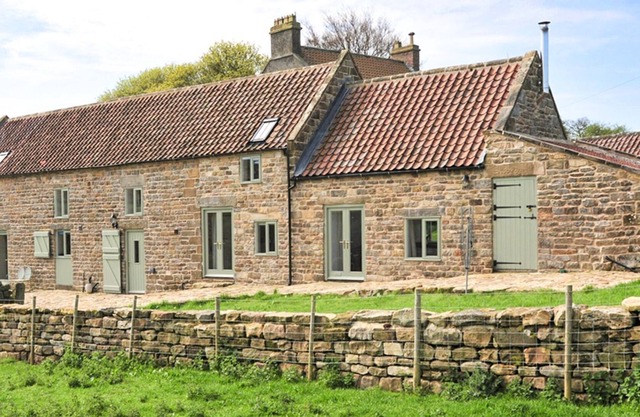 THE LONG BARN, pet friendly, character holiday cottage in Goathland