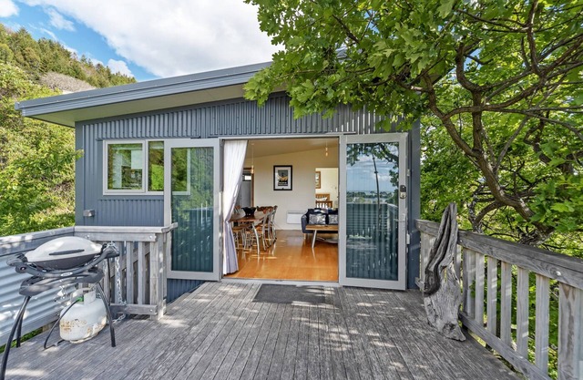 The Lookout - Lovely home with views over the city to the beautiful Tasman Bay!