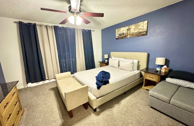 ** El lugar encantador ** Invitando 3BR 1. 5 BA Capacidad 7. Estacionamiento privado para vehículos recreativos.