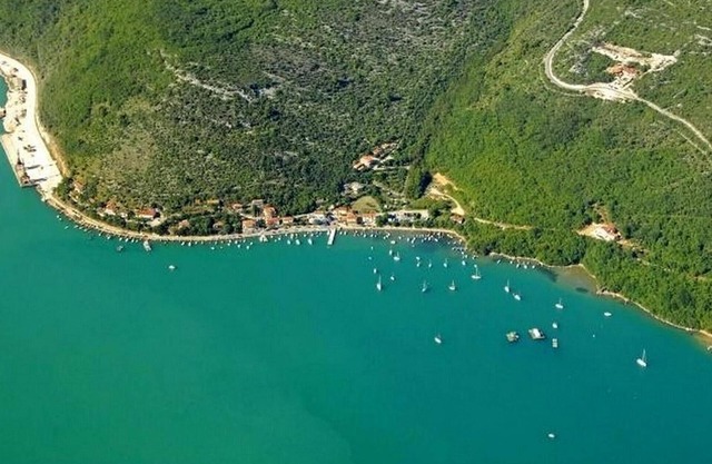 The lovely Villa Royal Blue is located in the small, picturesque village of Trget.