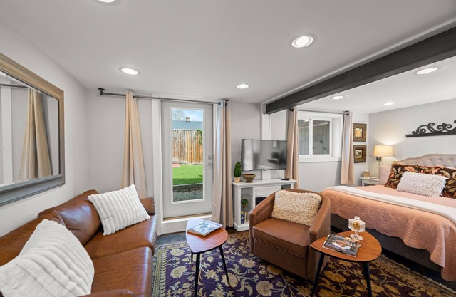 The Lower Georgia Peach Studio is a sophisticated dog friendly Downtown rental!