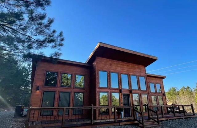 The Lux River Ranch 5 star secluded w/all the amenities & soaking tub!