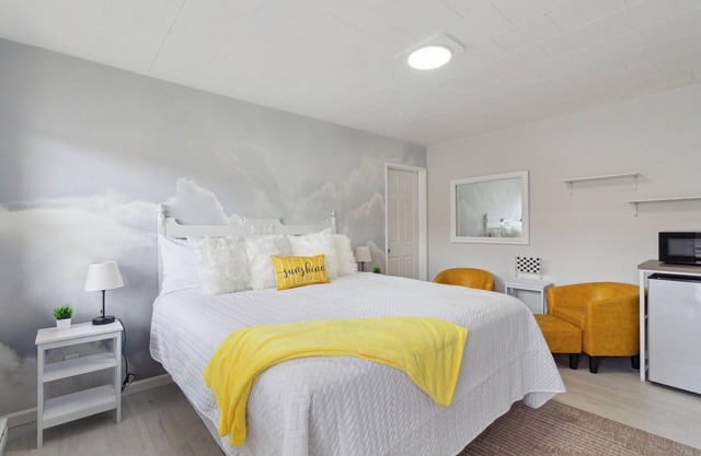 The Luxe King Room 2
