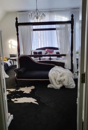 The Luxurious Manor - Very Large Bedroom with Private Ensuite
