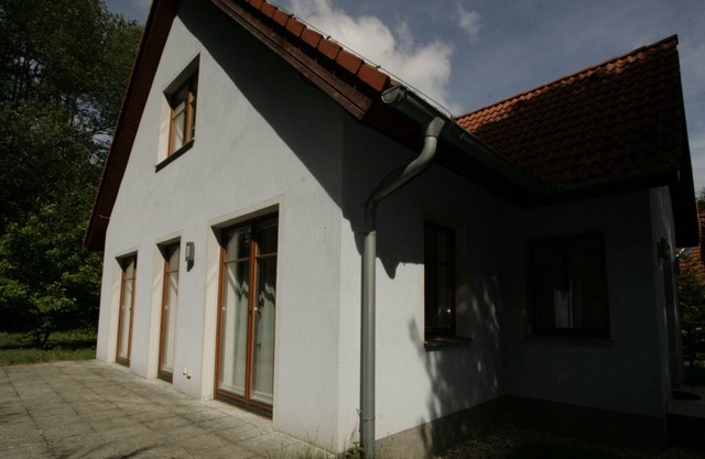 La casa de lujo con chimenea.