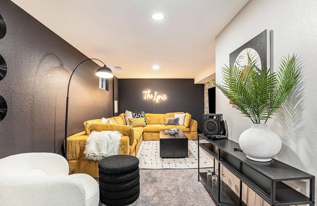 The Lyric — Hot Tub - Firepit - Pet-friendly