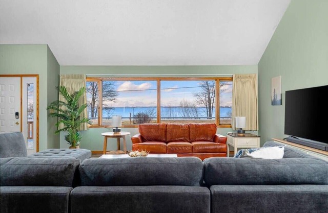 The M22 House - Panoramic Views of West Bay!