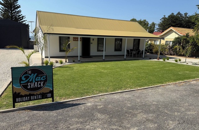 The Mac Shack- 4 bedroom beachfront holiday home with sea views!