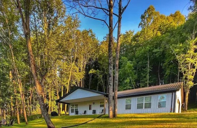 The Magnolia/ Modern Barndo with hot tub and game room