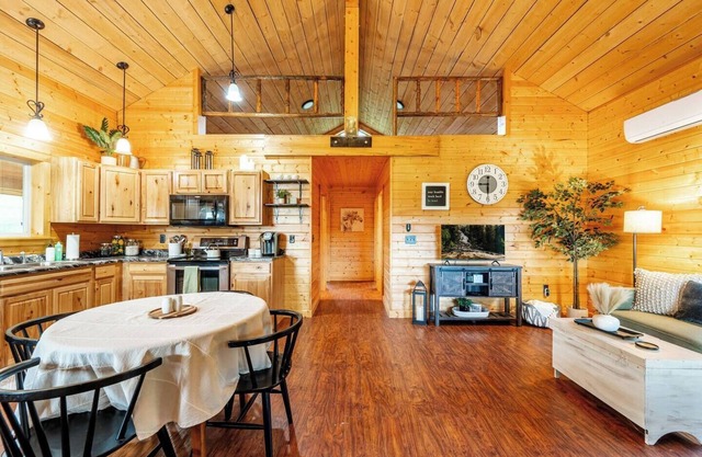 The Magpie Cabin - it's adorable & close to town!